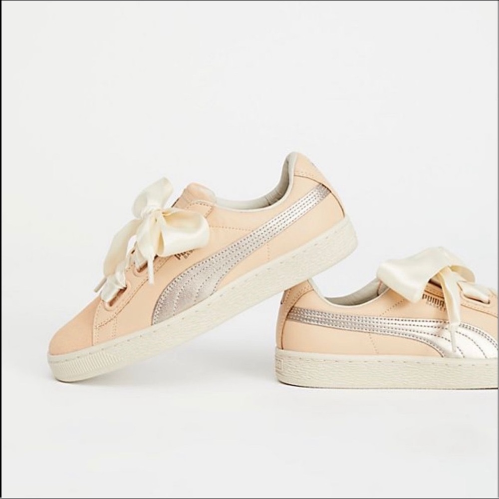 Size 8 PUMA SNEAKERS- ribbon laces